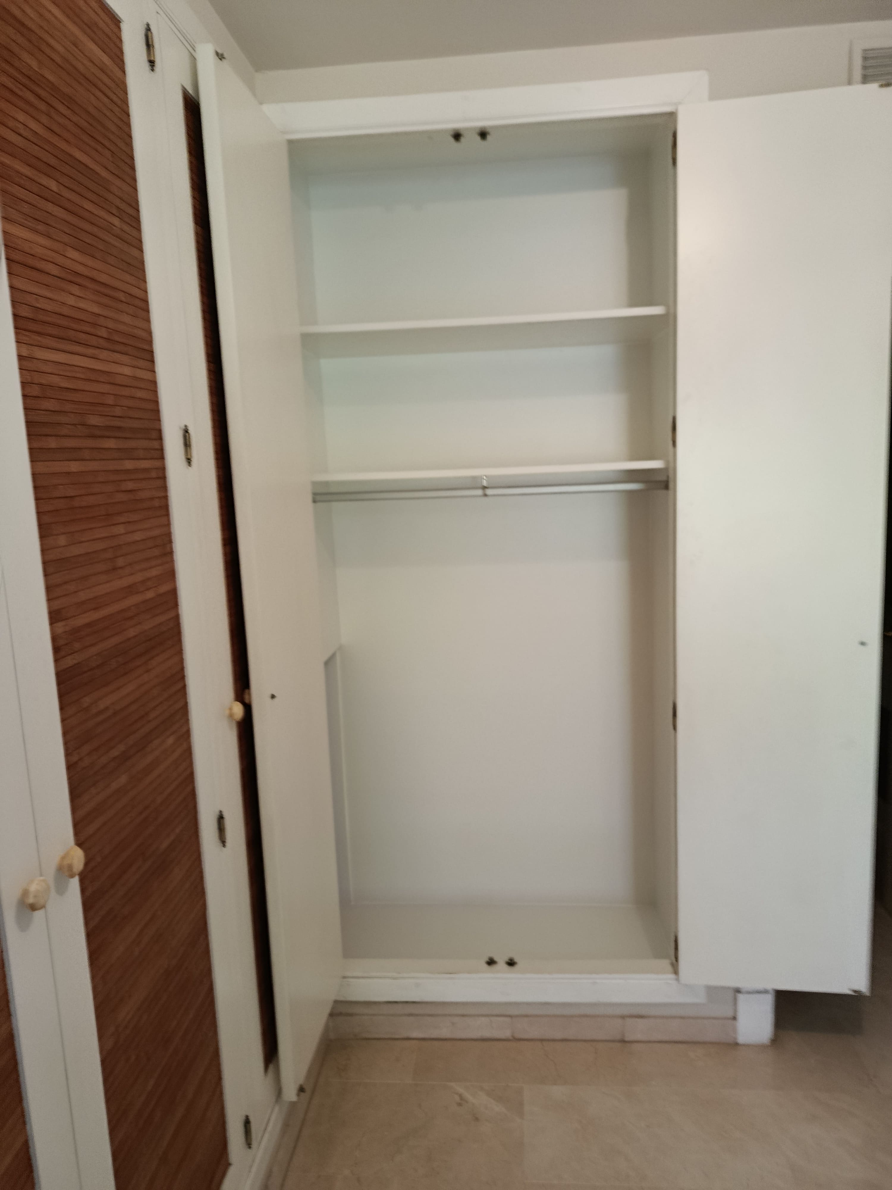 Armario empotrado con puertas de madera