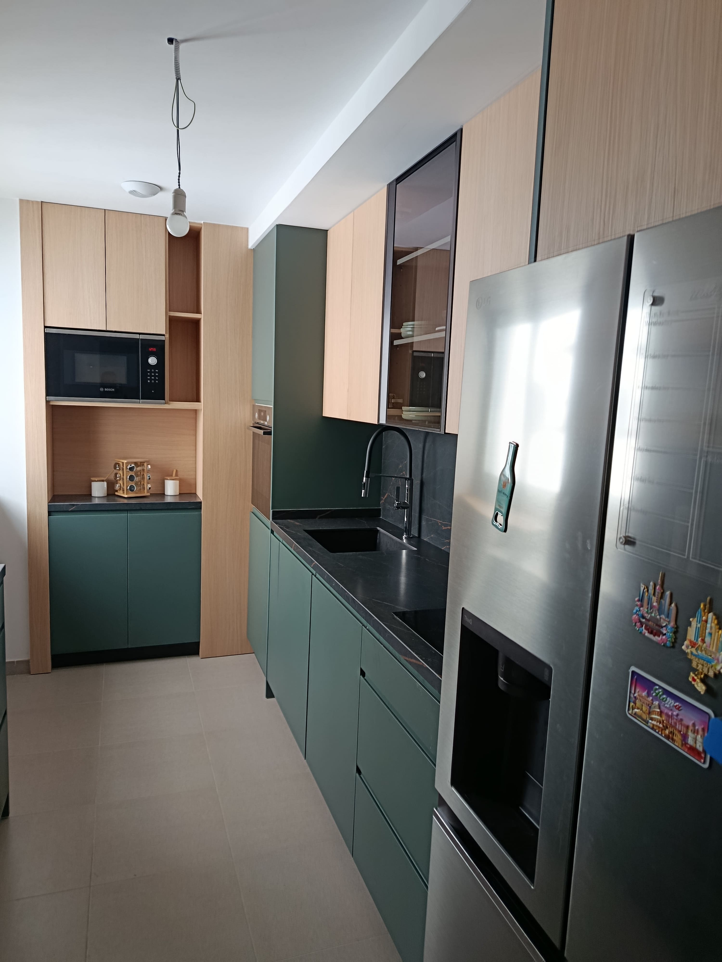 Cocina moderna verde y madera
