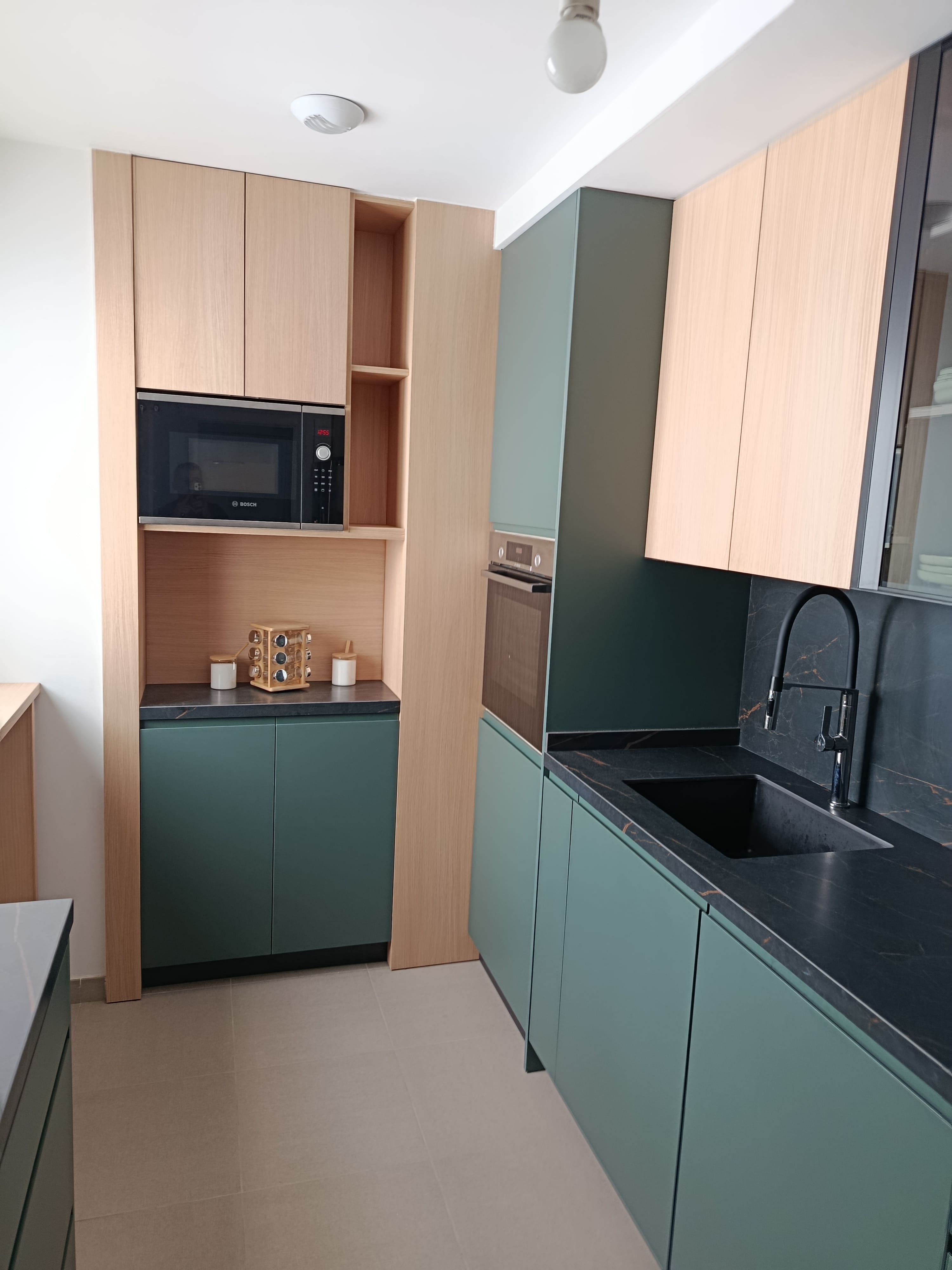 Cocina con encimera oscura