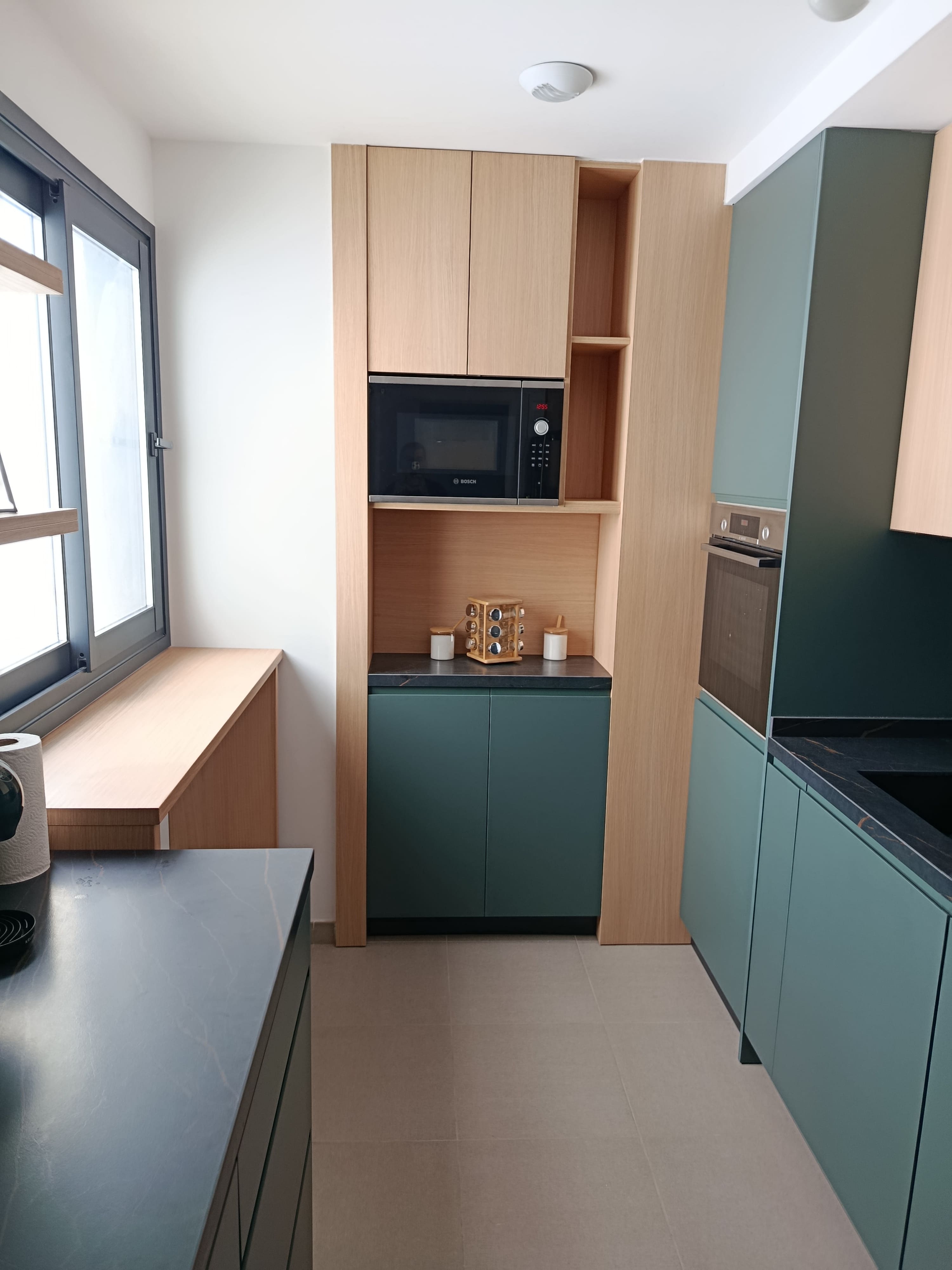 Cocina completa con ventana
