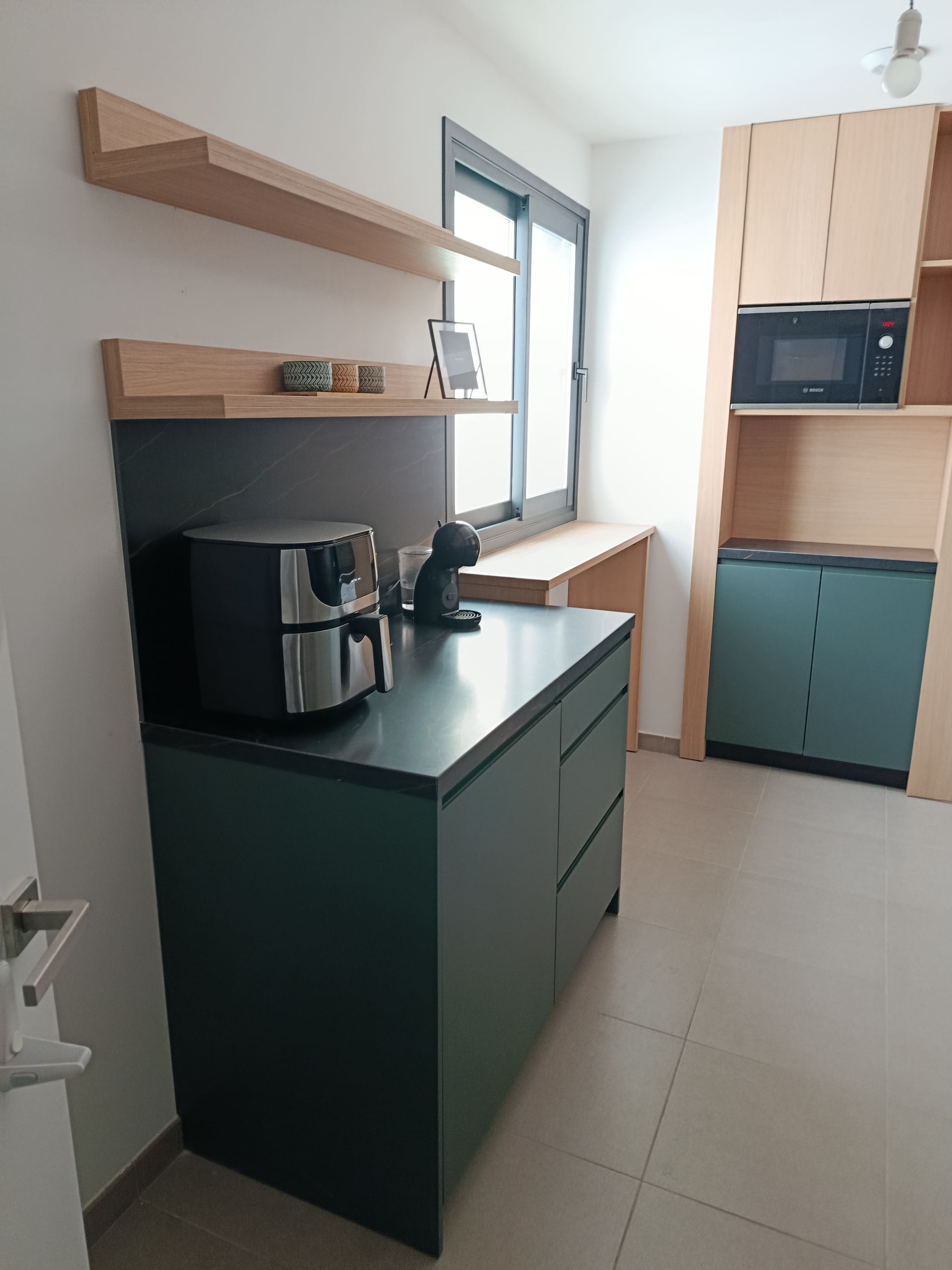 Isla de cocina con estanteria