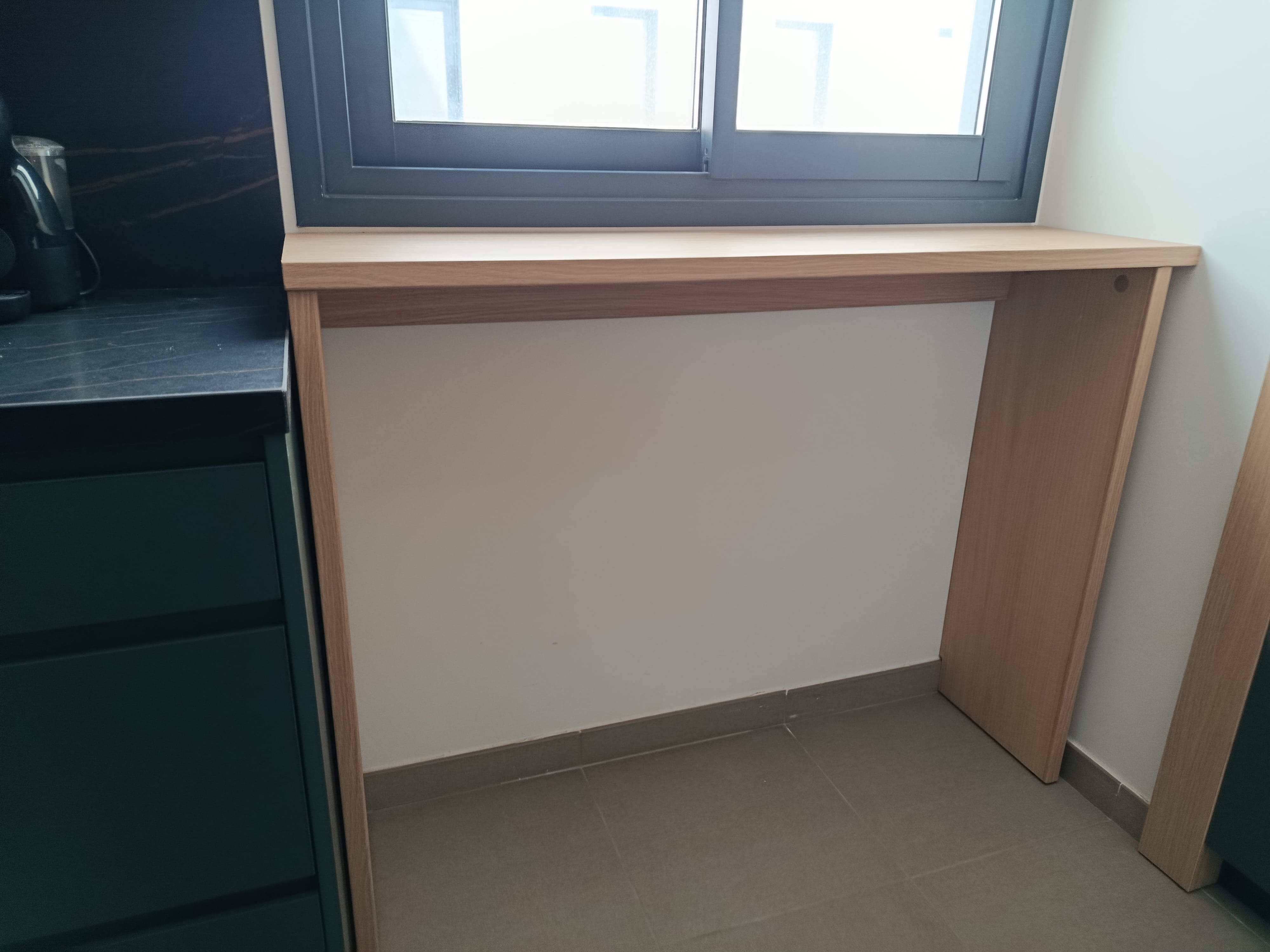 Encimera de madera junto a ventana