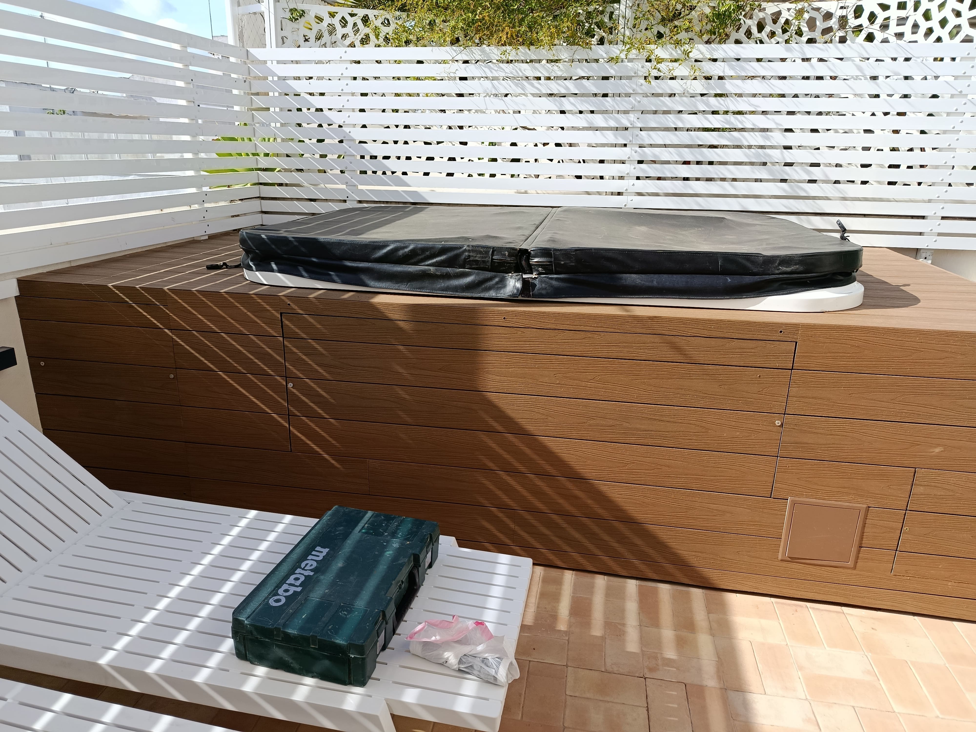 Deck exterior de madera para jacuzzi